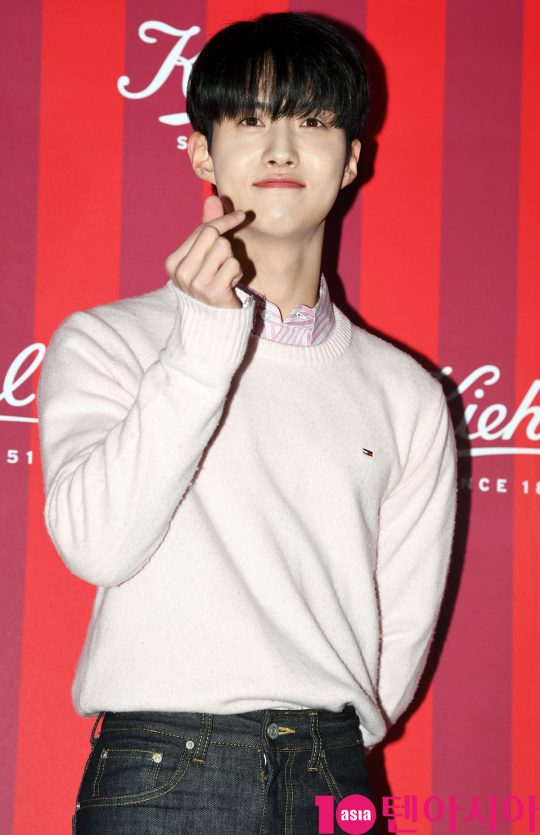팬타곤 여원이 27일 오후 서울 청담동 프로젝트910에서 열린 키엘 2019 홀리데이 리미티드 에디션 출시 기념행사에 참석하고 있다.