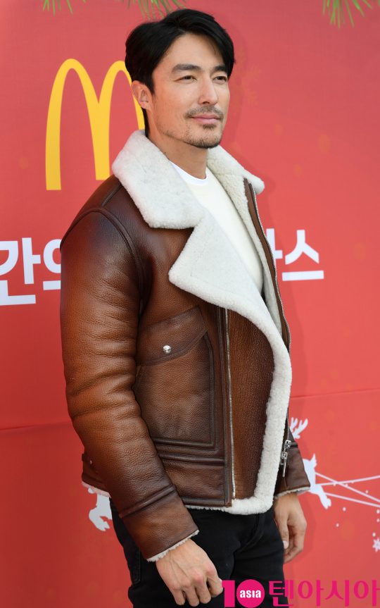 배우 다니엘 헤니가 28일 오전 서울 청담동 맥도날드 청담DT점에서 열린 다니엘 헤니가 함께하는 특별한 ‘25일간의 크리스마스’ 파티 행사에 참석하고 있다.