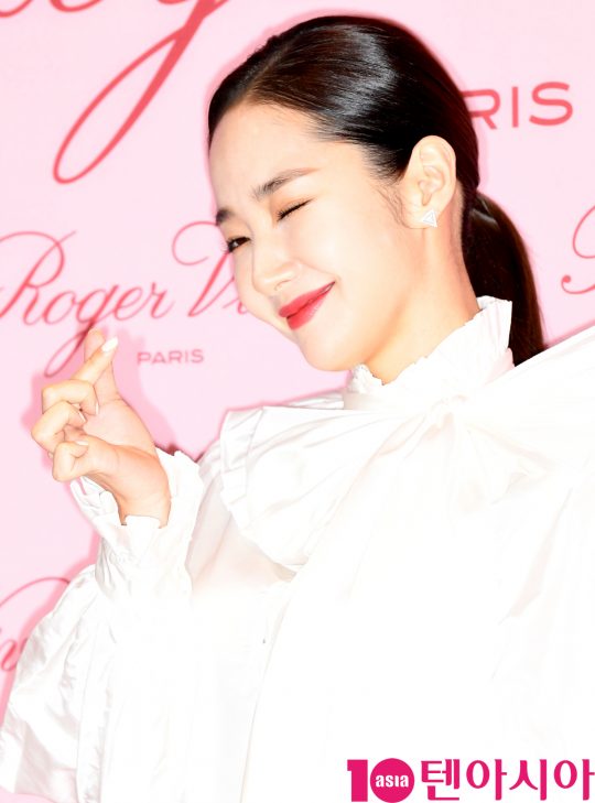 배우 박민영이 28일 오후 서울 압구정로 갤러리아 명품관에서 열린 로저 비비에(Roger Vivier)의 포토콜 행사에 참석하고 있다.