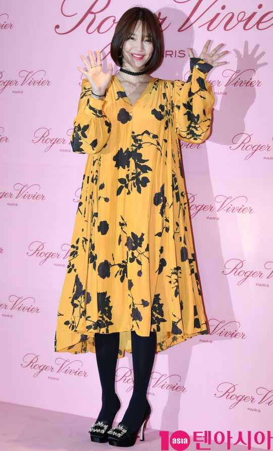 배우 신민아가 28일 오후 서울 압구정로 갤러리아 명품관에서 열린 로저 비비에(Roger Vivier)의 포토콜 행사에 참석하고 있다.