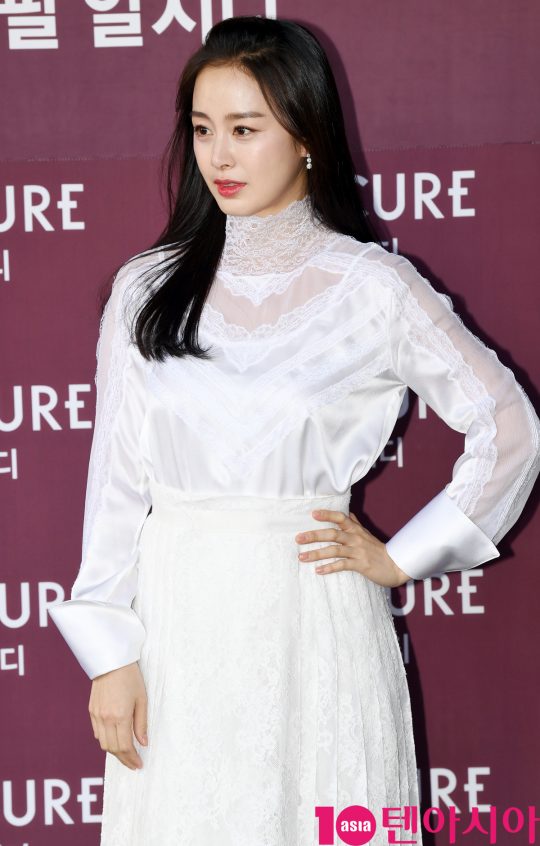 배우 김태희가 29일 오후 서울 잠원동 한 빌딩에서 열린 셀큐어 팔 알지디 홈쇼핑 런칭 기념행사에 참석하고 있다.