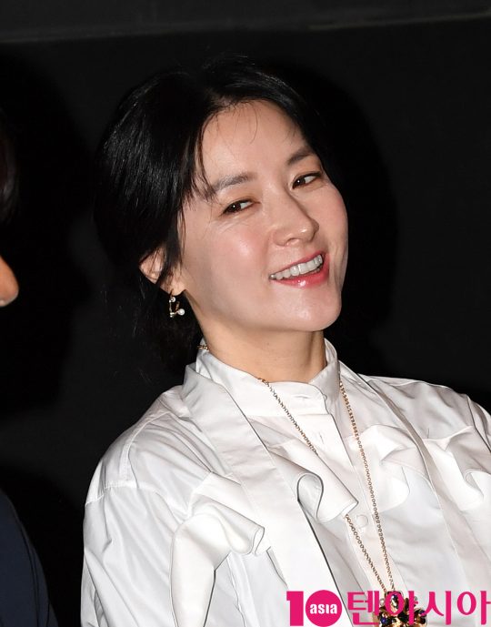 배우 이영애가 30일 오전 서울 행당동 CGV왕십리점에서 열린 영화 ‘나를 찾아줘’ 무대인사에 참석하고 있다.