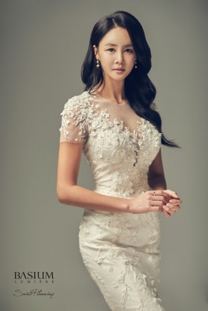 '12월 결혼' 김미연 웨딩화보...원조 미녀 개그우먼 미모+S라인