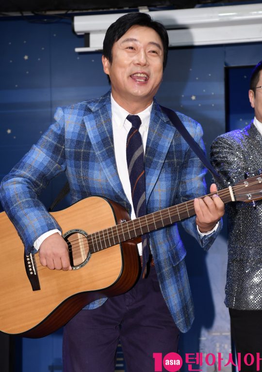 개그맨 이수근이 2일 오후 서울 서교동 윤형빈 소극장에서 열린 ‘2019 윤형빈 개그쇼 프로젝트’ 제작발표회에 참석하고 있다.