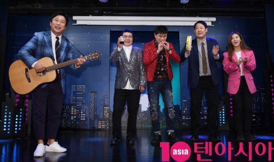 김그라,이수근,고유리,유남석,김민수가 2일 오후 서울 서교동 윤형빈 소극장에서 열린 ‘2019 윤형빈 개그쇼 프로젝트’ 제작발표회에 참석하고 있다.