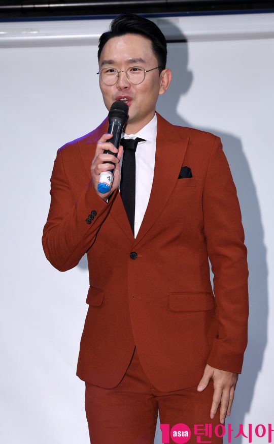 개그맨 윤형빈이 2일 오후 서울 서교동 윤형빈 소극장에서 열린 ‘2019 윤형빈 개그쇼 프로젝트’ 제작발표회에 참석하고 있다.