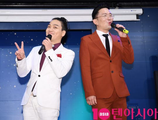 개그맨 조지훈과 윤형빈이 2일 오후 서울 서교동 윤형빈 소극장에서 열린 ‘2019 윤형빈 개그쇼 프로젝트’ 제작발표회에 참석하고 있다.