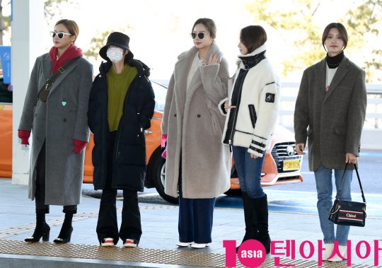 걸그룹 EXID(솔지, LE, 정화, 하니, 혜린)가 4일 오전 해외일정 참석차 인천국제공항을 통해 일본으로 출국하고 있다.