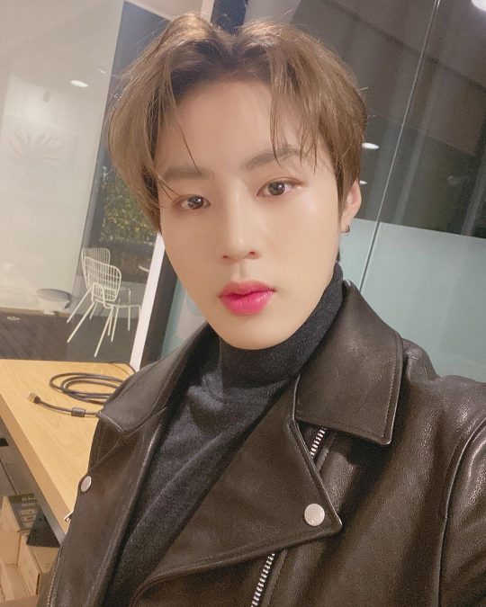 하성운, 심야에도 빛나는 아이돌...빨간 입술 &#39;매력 UP&#39;