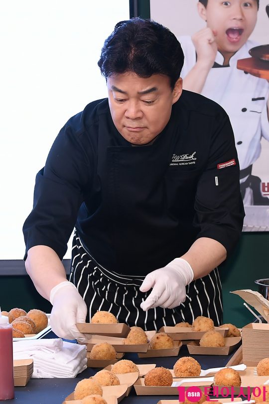 요리연구가 겸 방송인 백종원이 5일 오전 서울 목동 현대41타워에서 ‘맛남의 광장’ 요리 시연회 겸 인터뷰 자리에 참석했다. /이승현 기자 lsh87@
