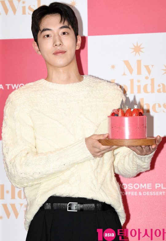배우 남주혁이 5일 오전 서울 테헤란로 투썸플레이스 역삼성홍타워점에서 열린 ‘투썸 크리스마스 시즌 케이크 출시’ 기념행사에 참석하고 있다.