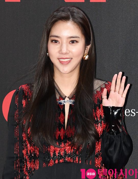 손담비가 5일 오후 서울 장충동 남산 제이그랜하우스에서 열린 ‘2019 지큐 나이트’ 기념행사에 참석하고 있다.