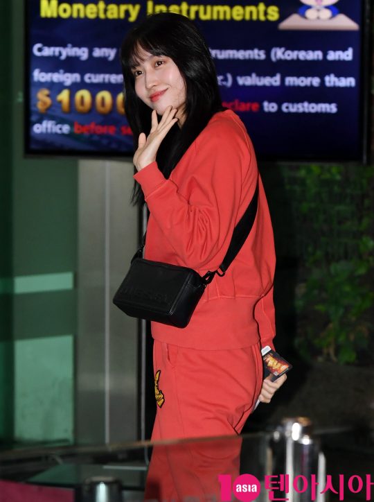 걸그룹 트와이스(나연, 정연, 모모, 사나, 지효, 미나, 다현, 채영, 쯔위) 모모가 7일 오전 일본 2집 앨범 ‘&TWICE'(앤드 트와이스) 발매기념 하이터치회 참석차 김포국제공항을 통해 일본으로 출국하고 있다.
