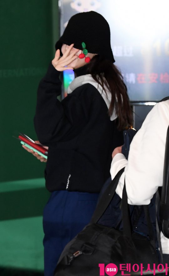 걸그룹 트와이스(나연, 정연, 모모, 사나, 지효, 미나, 다현, 채영, 쯔위) 나연이 7일 오전 일본 2집 앨범 ‘&TWICE'(앤드 트와이스) 발매기념 하이터치회 참석차 김포국제공항을 통해 일본으로 출국하고 있다.