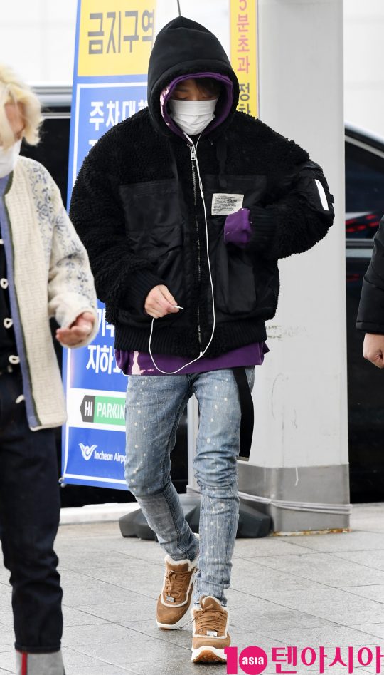 그룹 아이콘(iKON)(김진환, BOBBY, 송윤형, 구준회, 김동혁, 정찬우) 바비가 7일 오전 일본 팬미팅 참석차 인천국제공항을 통해 일본으로 출국하고 있다.