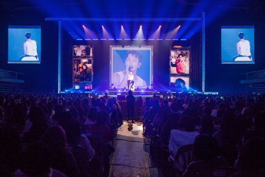 정용화, 전역 후 첫 콘서트 성황...8000명 운집