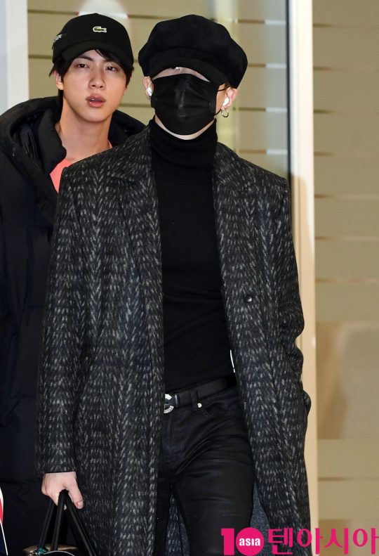그룹 방탄소년단(BTS)(RM, 슈가, 진, 제이홉, 지민, 뷔, 정국) 슈가가 9일 오전 미국 L.A ‘아이하트라디오 징글볼’ 공연을 마치고 인천국제공항을 통해 입국하고 있다.