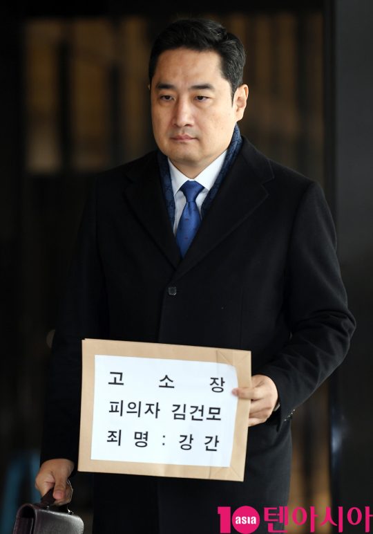 강용석 변호사가 9일 오전 서울 서초동 서울중앙지검에서 가수 김건모의 성폭행 의혹과 관련해 고소장하기 위해 검찰청사로 들어왔다.