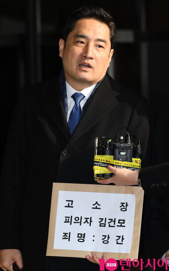 강용석 변호사가 9일 오전 가수 김건모의 성폭행 의혹과 관련해 고소장을 접수하기 위해 서울 서초동 서울중앙지검에 들어서고 있다.