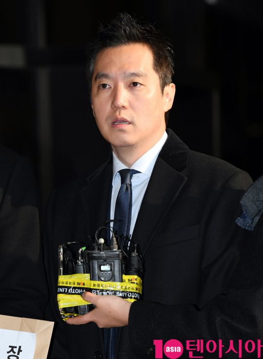 김세의 가로세로연구소 대표가 9일 오전 서울 서초동 서울중앙지검에서 가수 김건모의 성폭행 의혹과 관련해 고소장을 접수하기 위해 검찰청사로 들어서고 있다.
