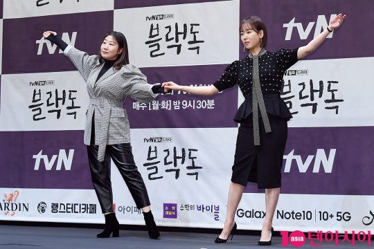 배우 라미란(왼쪽), 서현진