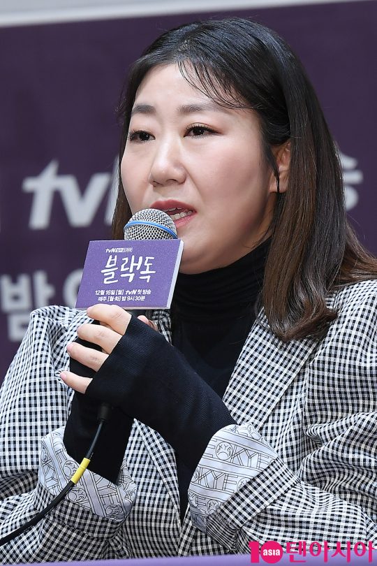 배우 라미란이 11일 오후 서울 신도림동 라마다호텔에서 열린 tvN 드라마 ‘블랙독’ 제작발표회에 참석해 인사말을 하고 있다.