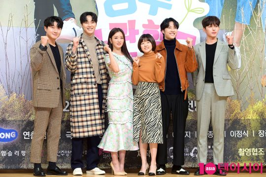배우 장준현(왼쪽부터), 이태환, 에이핑크의 윤보미, 배우 이민지, 이종원, 이정식이 12일 오후 서울 목동 SBS홀에서 열린 SBS 모비딕 새 숏폼드라마 ‘농부사관학교2’ 제작발표회에 참석했다. /서예진 기자 yejin@