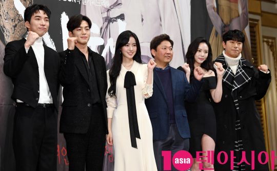 배우 도상우(왼쪽부터), 김민규, 진세연, 김정민 감독, 이열음, 이시언이12일 오후 서울 논현동 임피리얼 팰리스 호텔에서 열린 TV조선 특별기획드라마 ‘간택-여인들의 전쟁’ 제작발표회에 참석했다. /조준원 기자 wizard333@