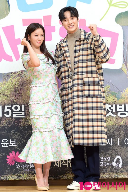 배우 이태환(오른쪽)과 에이핑크의 윤보미는 ‘농부사관학교2’에서 각각 한별(윤보미 분)과 결혼하기 위해 우승상금 1억 원이 걸린 창업공모전에 도전하는 주석 역을, 2년간 사귄 주석과의 결혼을 고대하지만 졸업 후 자신의 미래가 막막해 고민하는 한별 역을 맡았다. /서예진 기자 yejin@