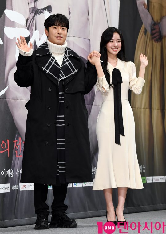 배우 이시언과 진세연이 12일 오후 서울 강남구 논현동 임피리얼 팰리스 호텔에서 열린 TV CHOSUN 특별기획드라마 ‘간택-여인들의 전쟁’ 제작발표회에 참석하고 있다.