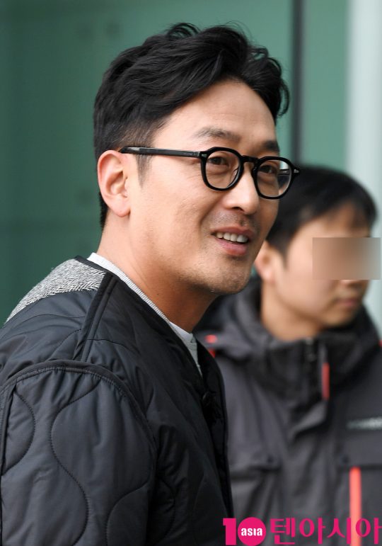 배우 하정우가 13일 오전 서울 목동 SBS 본사에서 진행된 SBS 파워FM ‘최화정의 파워타임’에 영화 ‘백두산’ 홍보차 참석했다.
