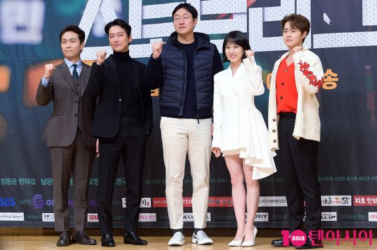 배우 오정세(왼쪽부터), 남궁민, 정동윤PD, 박은빈, 조병규
