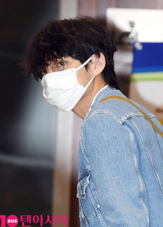 그룹 방탄소년단(BTS)(RM, 슈가, 진, 제이홉, 지민, 뷔, 정국) 뷔가 13일 오후 일본 팬미팅 참석차 서울김포비지니스항공센터를 통해 일본으로 출국하고 있다.