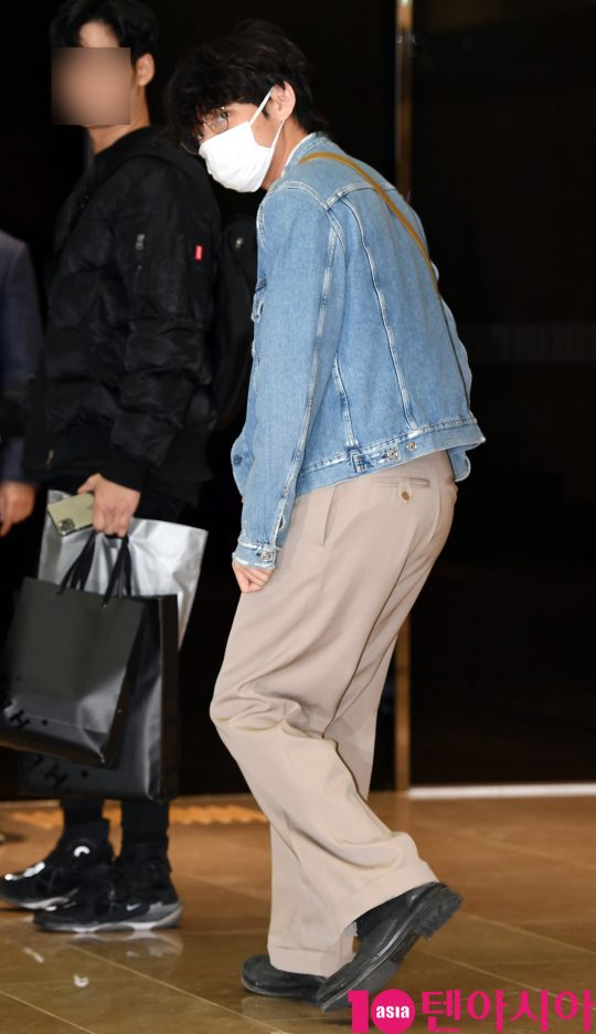그룹 방탄소년단(BTS)(RM, 슈가, 진, 제이홉, 지민, 뷔, 정국) 뷔가 13일 오후 일본 팬미팅 참석차 서울김포비지니스항공센터를 통해 일본으로 출국하고 있다.