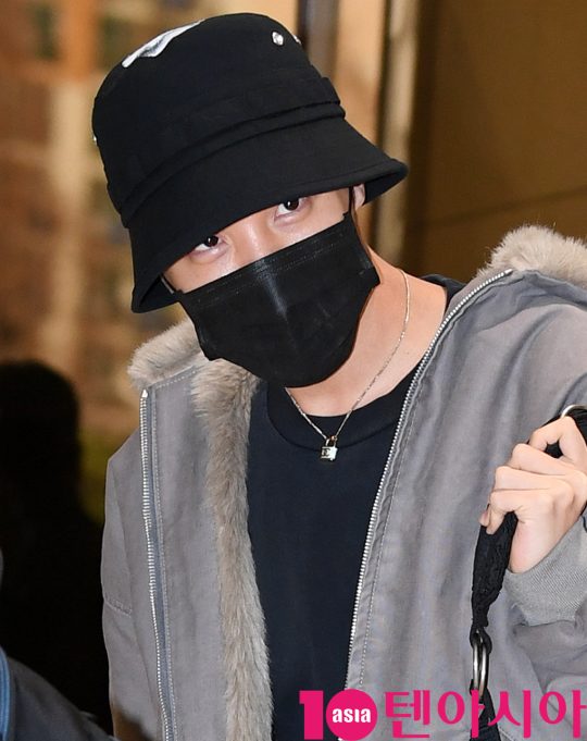 그룹 방탄소년단(BTS)(RM, 슈가, 진, 제이홉, 지민, 뷔, 정국) 제이홉이 13일 오후 일본 팬미팅 참석차 서울김포비지니스항공센터를 통해 일본으로 출국하고 있다.