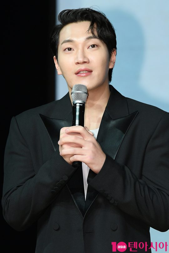 가수 김필