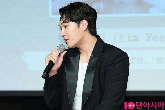 가수 김필