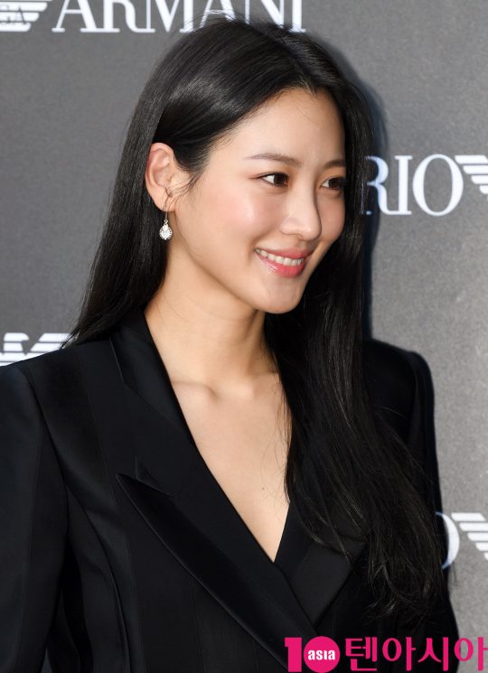 우 수현이 16일 오후 서울 반포동 한 백화점에서 열린 엠포리오 아르마니 시계, 워치 & 주얼리 로드쇼 행사에 참석하고 있다.