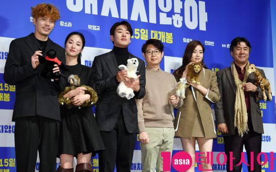 김성오,전여빈,안재홍,손재곤 감독,강소라,박영규(왼쪽부터)가 18일 오전 서울 신사동 압구정 CGV에서 열린 영화 ‘해치지않아’ 제작보고회에 참석하고 있다.
