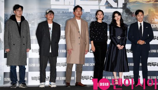 김병서 감독,이해준 감독,하정우,전혜진,배수지,이병헌(왼쪽부터)이 18일 오후 서울 한강로3가 CGV 용산아이파크몰점에서 열린 영화 ‘백두산’ 언론시사회에 참석하고 있다.