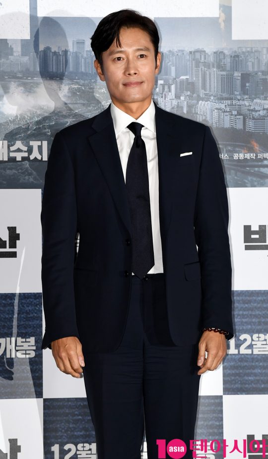 배우 이병헌이 18일 오후 서울 한강로3가 CGV 용산아이파크몰점에서 열린 영화 ‘백두산’ 언론시사회에 참석하고 있다.