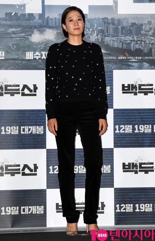 배우 전혜진이 18일 오후 서울 한강로3가 CGV 용산아이파크몰점에서 열린 영화 ‘백두산’ 언론시사회에 참석하고 있다.