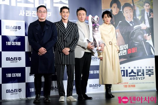 김태윤 감독(왼쪽부터), 배우 배정남, 김서형, 이성민