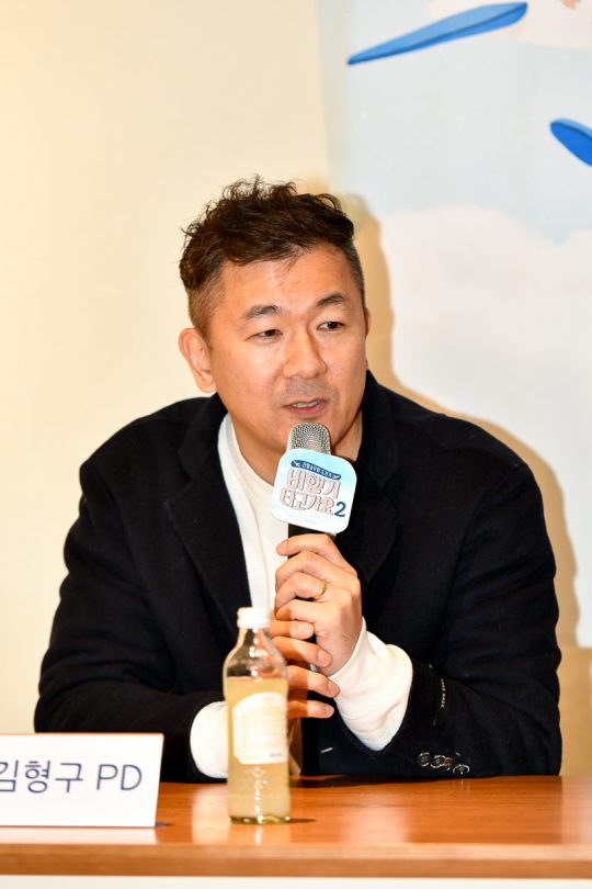 김형구 PD가 19일 오전 서울 노고산동 히브루스 김정민점 카페에서 열린 채널A 예능 ‘비행기 타고 가요2’ 제작발표회에서 프로그램에 대해 설명하고 있다./사진제공=채널A