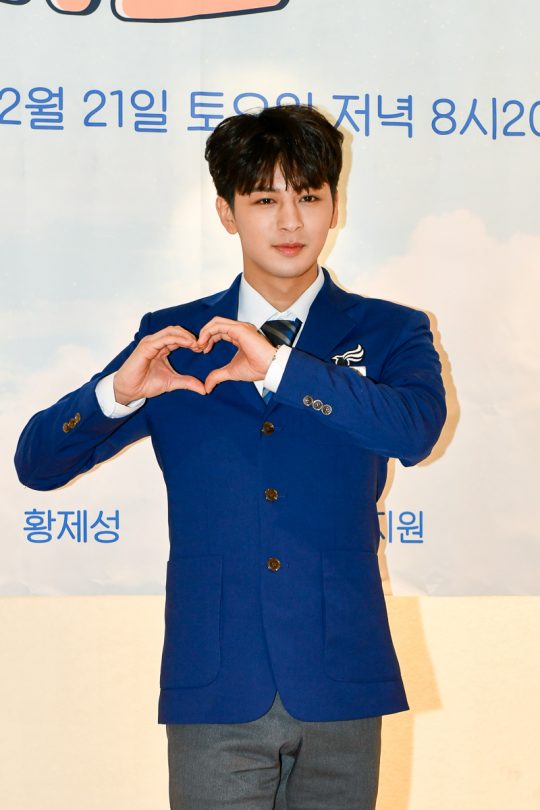 그룹 아이콘의 송윤형이 19일 오전 서울 노고산동 히브루스 김정민점 카페에서 열린 채널A 예능 ‘비행기 타고 가요2’ 제작발표회에 참석해 포즈를 취하고 있다./사진제공=채널A