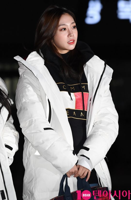 러블리즈 서지수가 20일 오전 서울 여의도 KBS 신관 공개홀에서 열린 KBS2 ‘뮤직뱅크'(뮤뱅) 리허설에 참석하고 있다.
