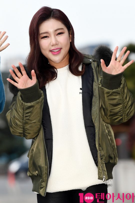 가수 송가인이 21일 오전 서울 여의도동 KBS별관에서 열리는 ‘해피투게더4’ 녹화 출근길에 참석하고 있다.