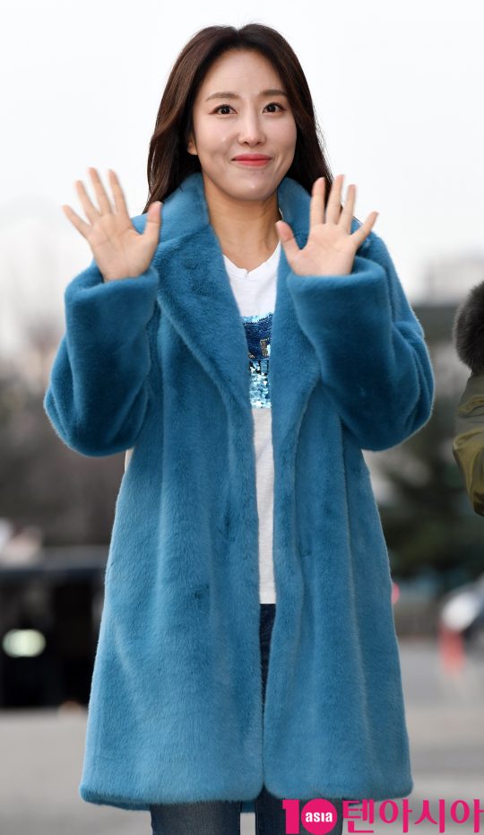 가수 숙행이 21일 오전 서울 여의도동 KBS별관에서 열리는 ‘해피투게더4’ 녹화 출근길에 참석하고 있다.
