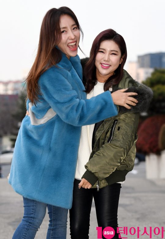 숙행과 송가인이 21일 오전 서울 여의도동 KBS별관에서 열리는 ‘해피투게더4’ 녹화 출근길에 참석하고 있다.