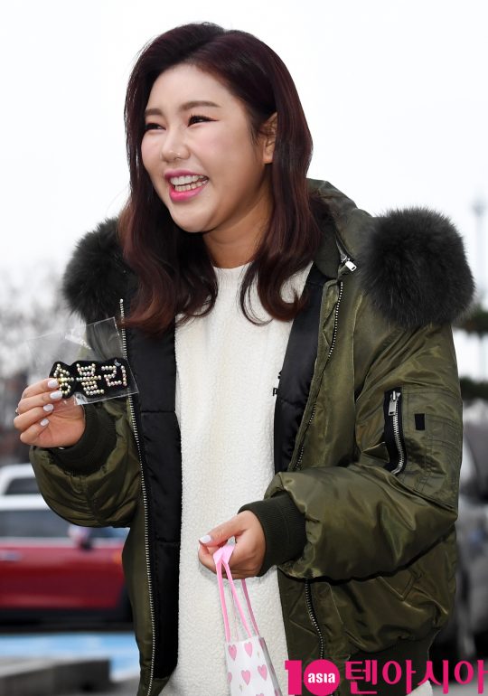 가수 송가인이 21일 오전 서울 여의도동 KBS별관에서 열리는 ‘해피투게더4’ 녹화 출근길에 참석하고 있다.